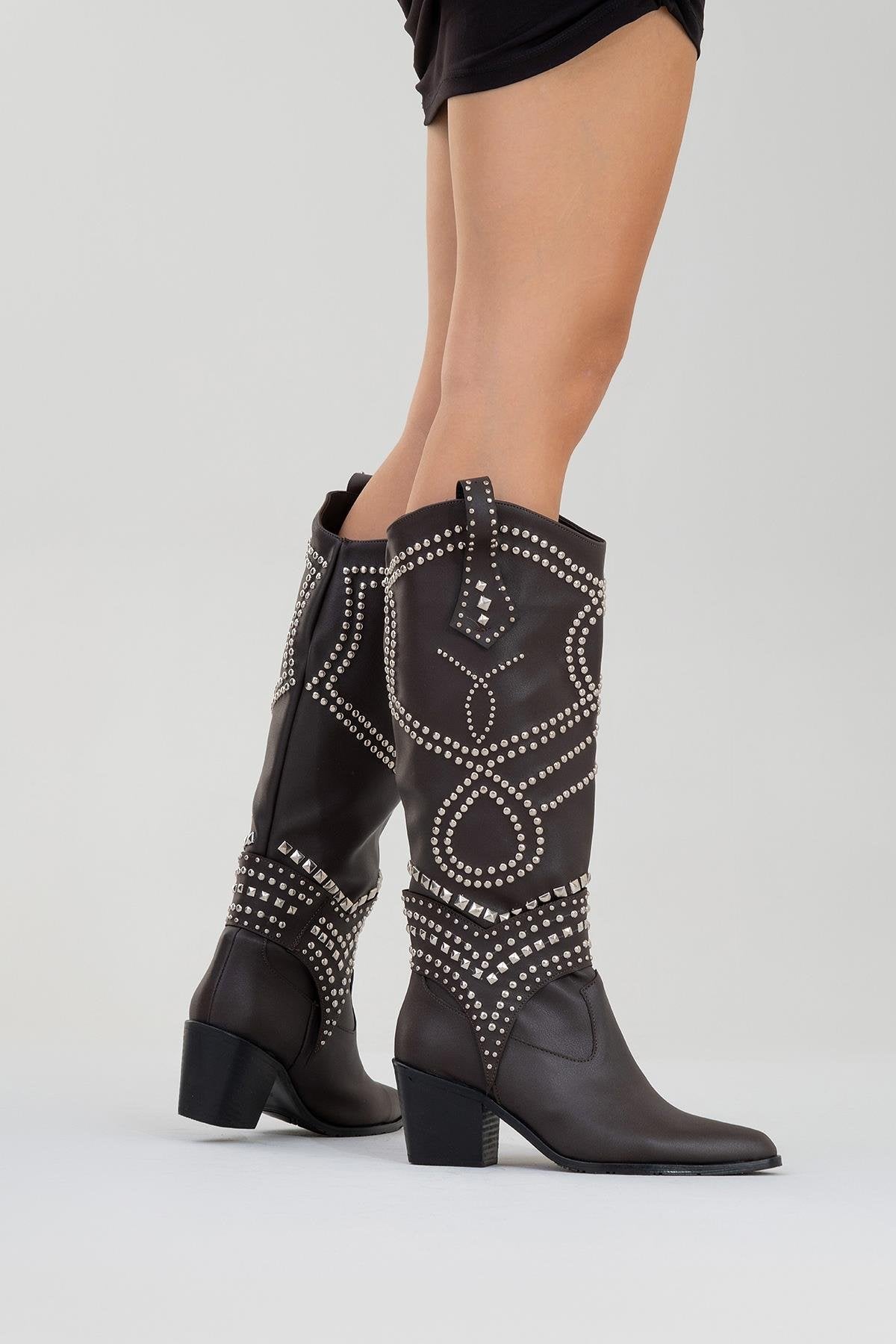 Draga - Bota alta de tacón de bloque con tachuelas en color marrón (Mujer)