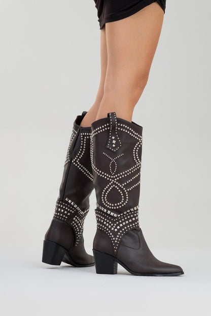 Draga - Bota alta de tacón de bloque con tachuelas en color marrón (Mujer)