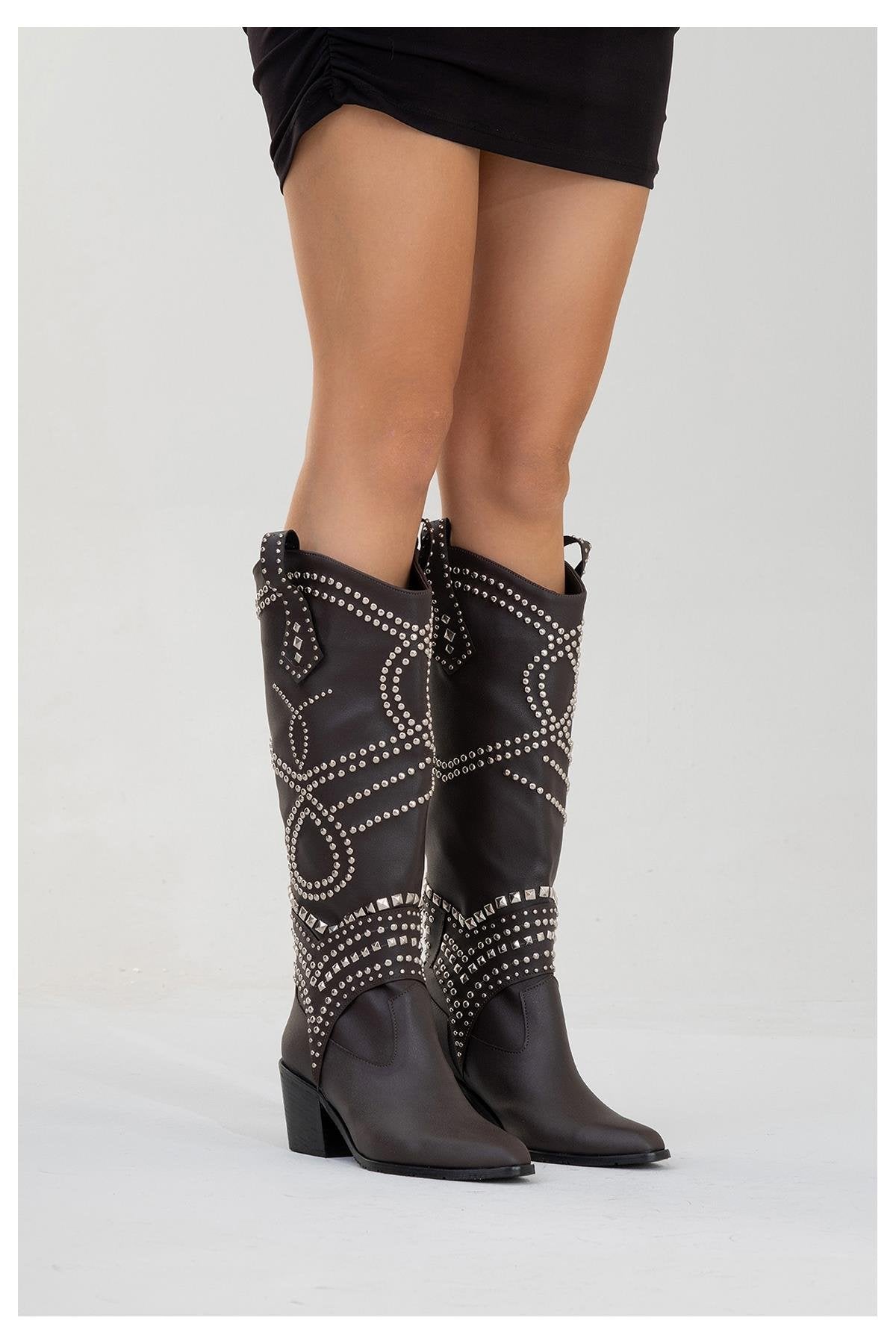 Draga - Bota alta de tacón de bloque con tachuelas en color marrón (Mujer)