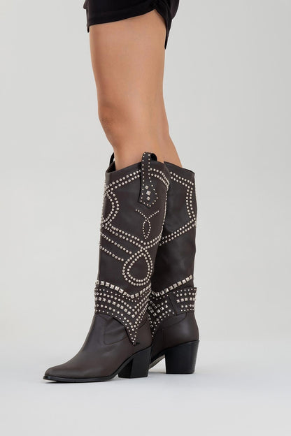 Draga - Bota alta de tacón de bloque con tachuelas en color marrón (Mujer)