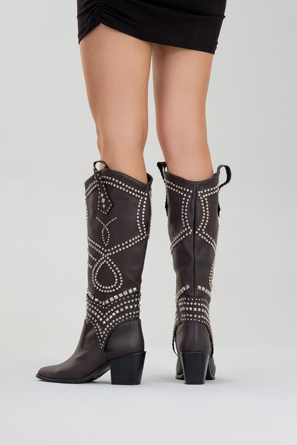 Draga - Bota alta de tacón de bloque con tachuelas en color marrón (Mujer)