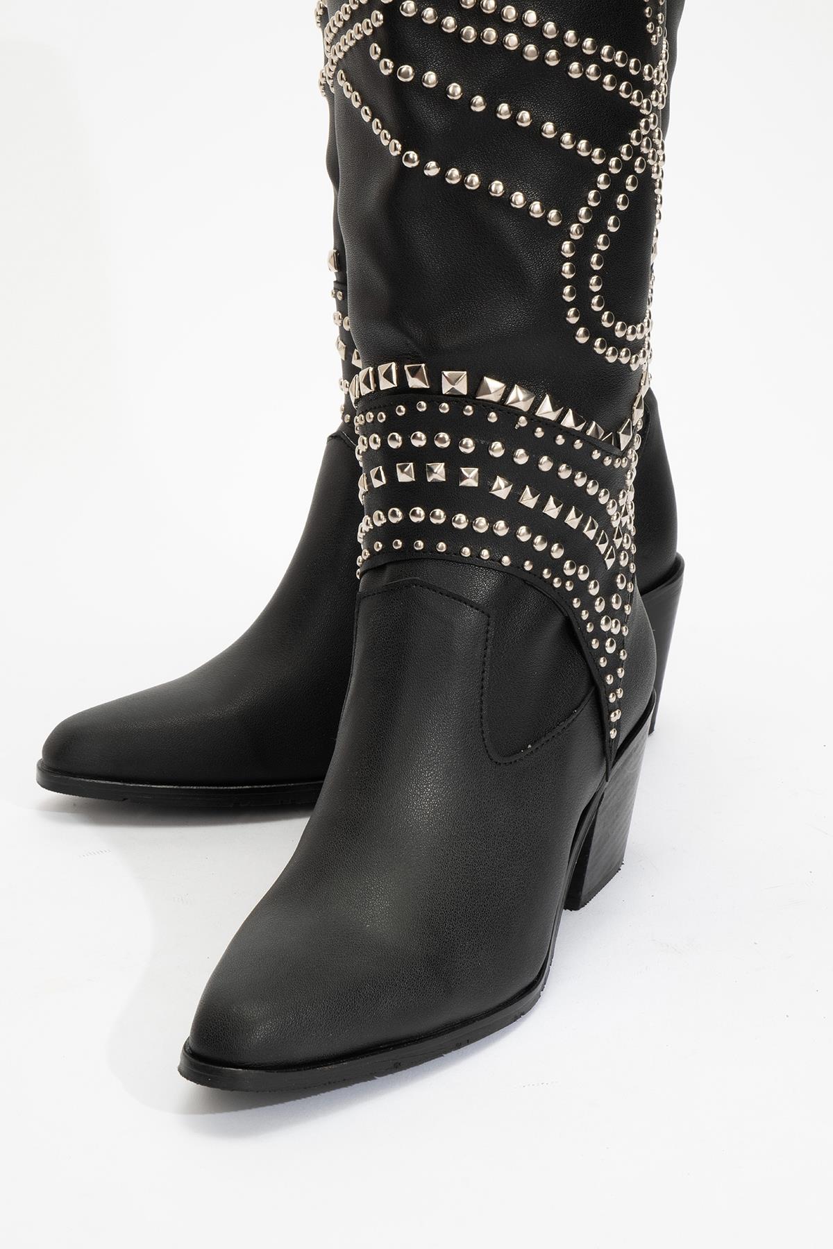 Draga - Bota alta de tacón grueso con remaches negros (Mujer)