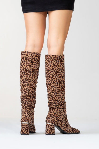 120 - Bota alta con tacón de bloque y estampado de leopardo (Mujer)