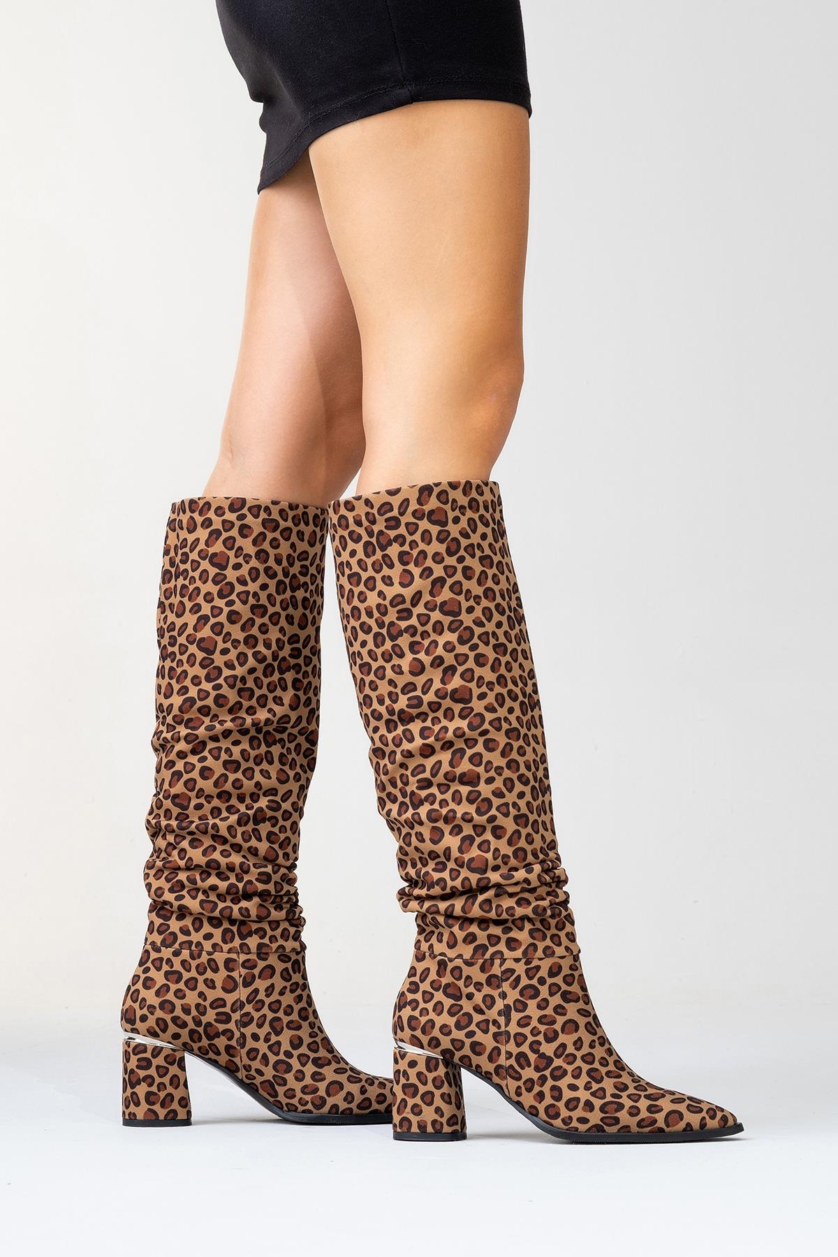 120 - Bota alta con tacón de bloque y estampado de leopardo (Mujer)
