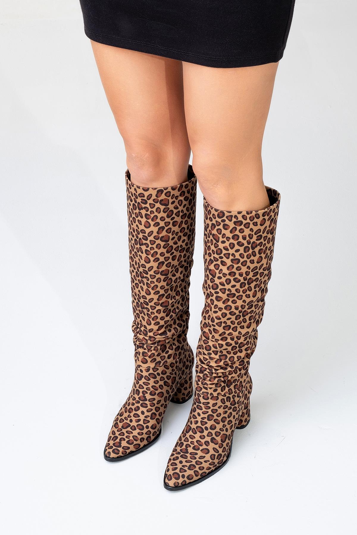120 - Bota alta con tacón de bloque y estampado de leopardo (Mujer)
