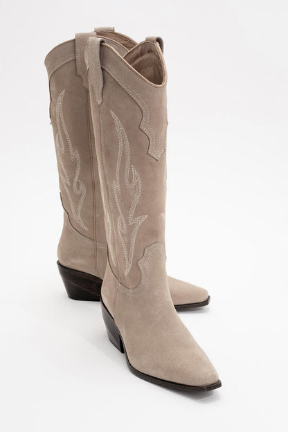 Pietro - Bota vaquera alta de ante beige para mujer