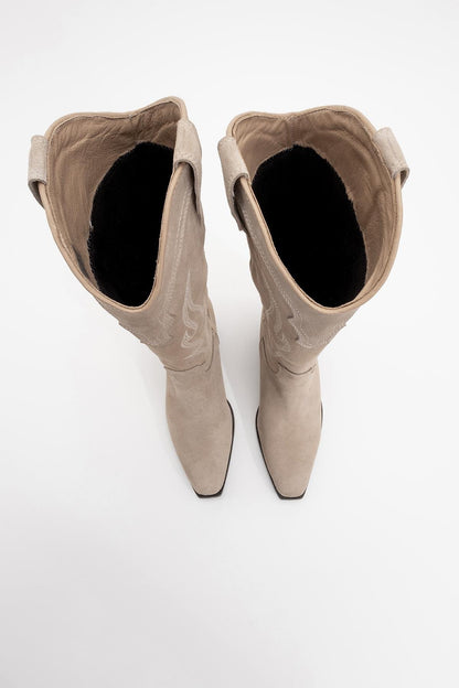 Pietro - Bota vaquera alta de ante beige para mujer