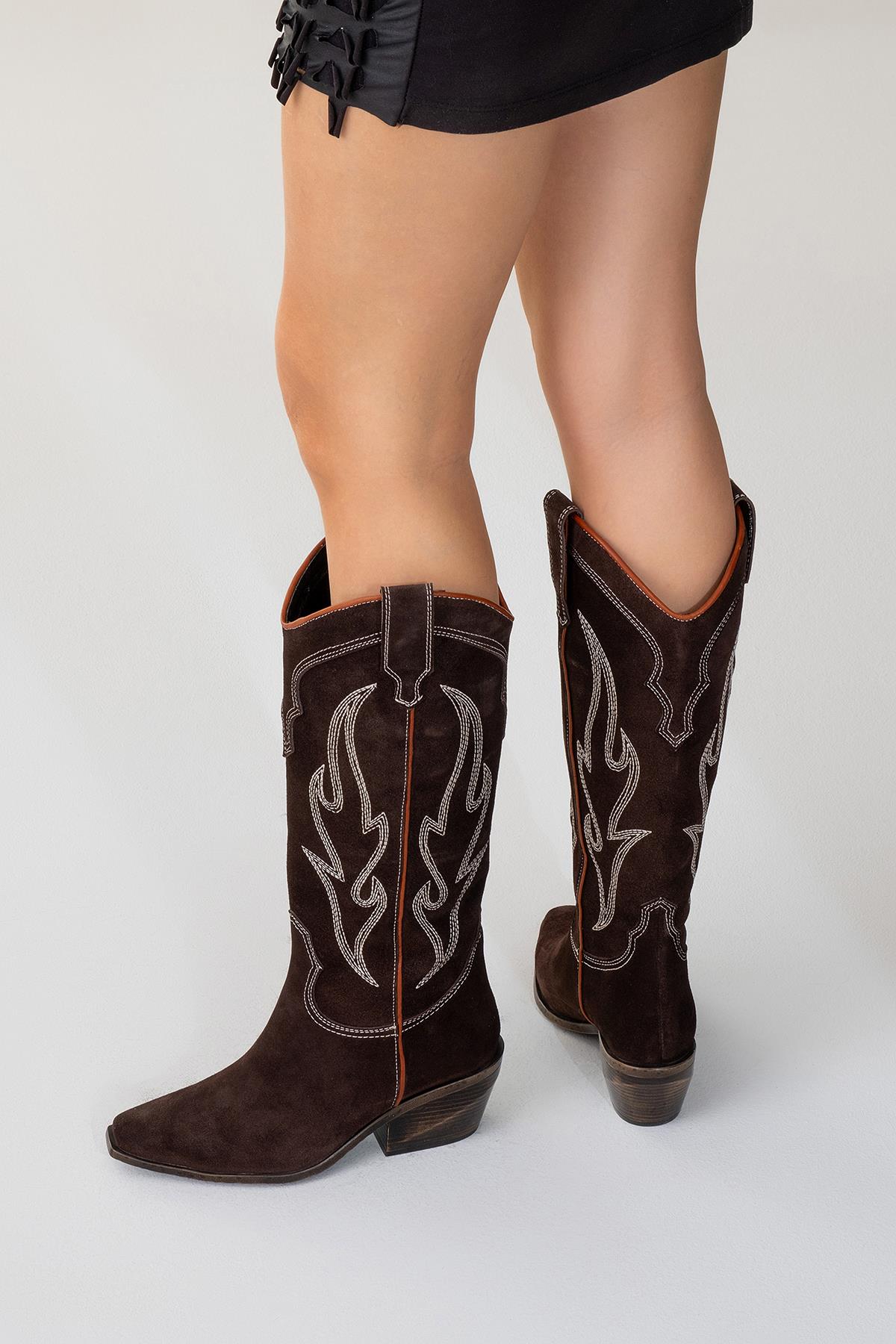 Pietro - Bota alta estilo western de ante marrón oscuro (Mujer)