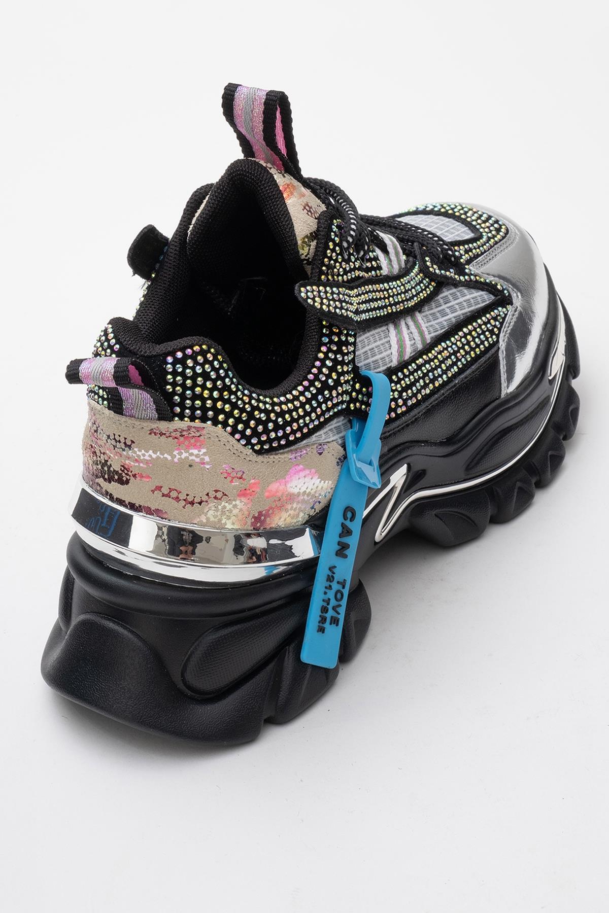 Noi - Zapatillas con adornos plateados y negros (Mujer)