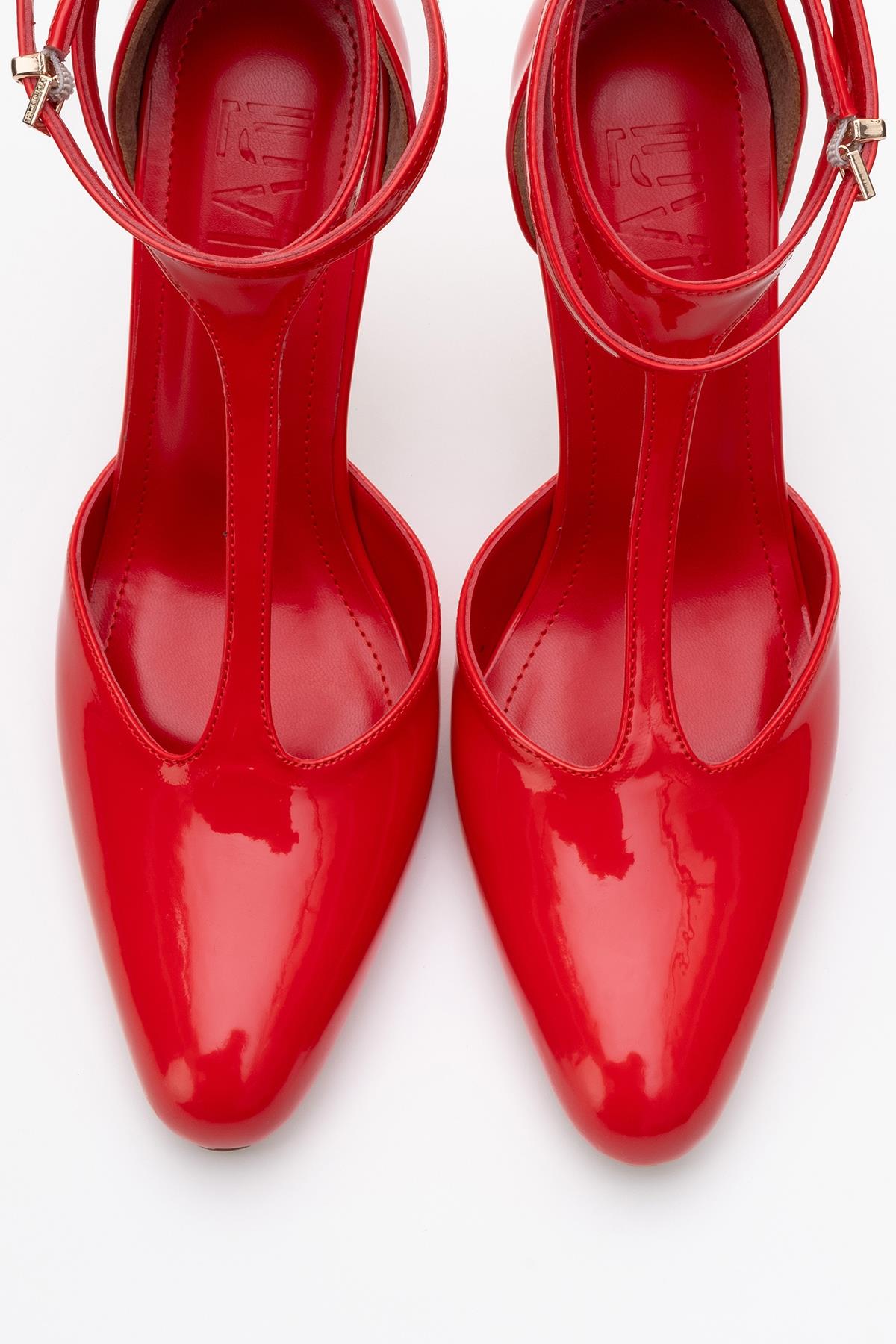 Jon - Zapatos de tacón "T-Strap Pump" de charol rojos (Mujer)