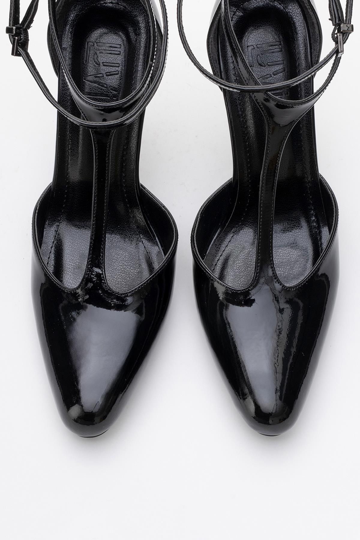 Jon - Zapato de tacón con tira en T de charol negro (Mujer)