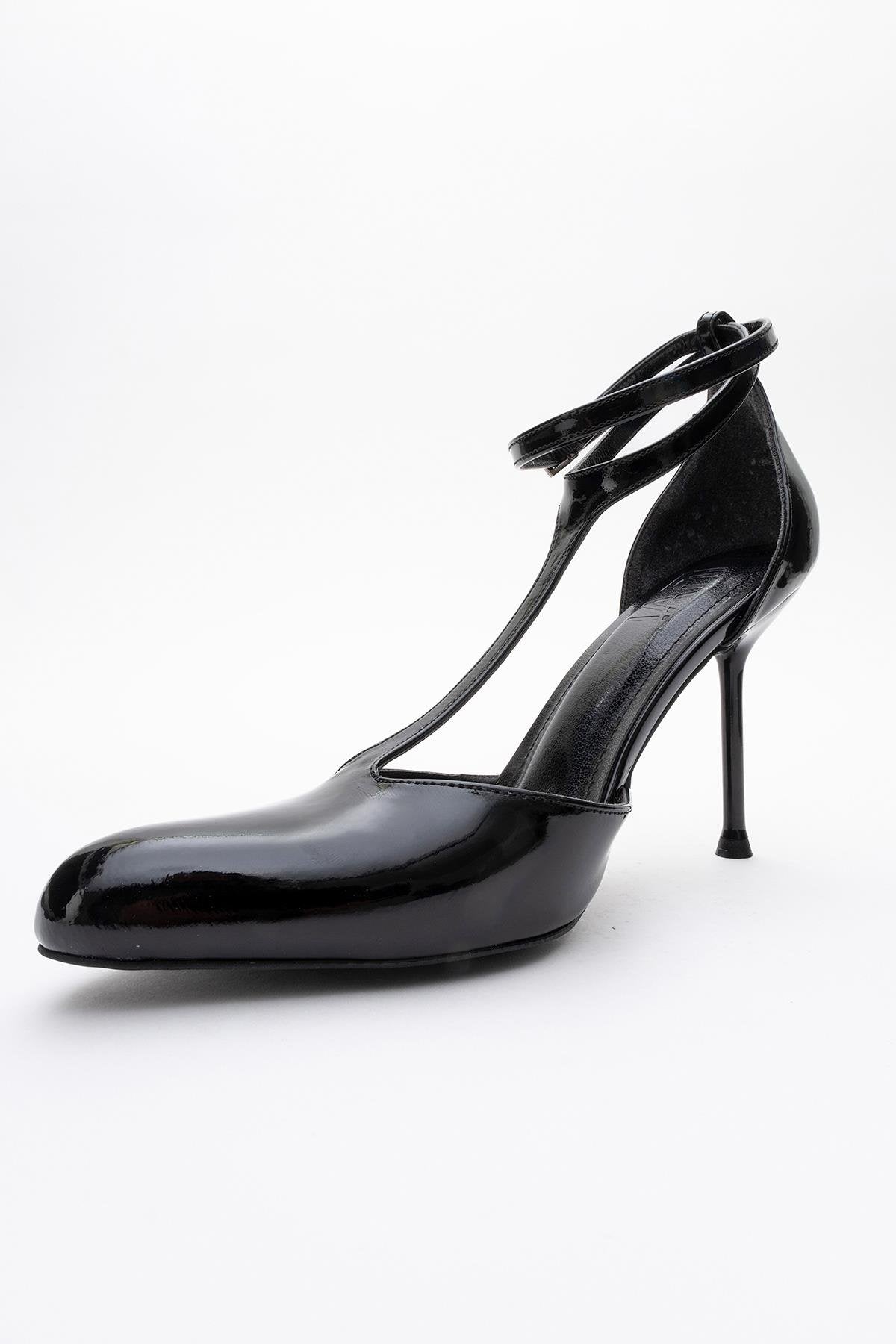 Jon - Zapato de tacón con tira en T de charol negro (Mujer)