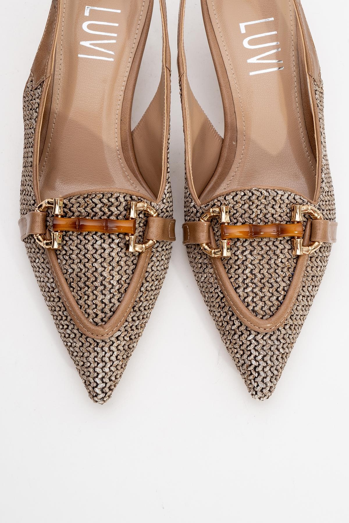 Osca - Tacón Alto de Punta Fina con Hebilla de Rafia Beige Oscuro (Mujer)