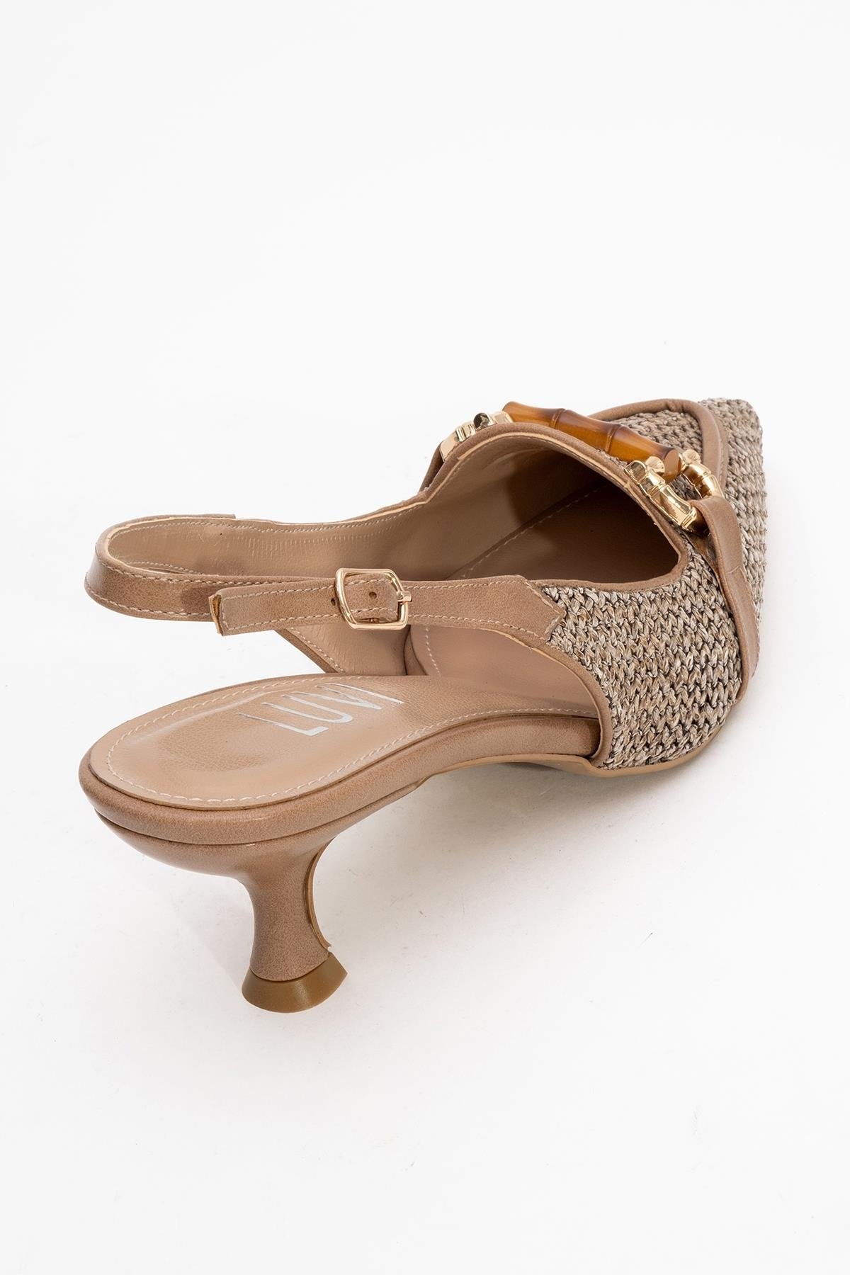Osca - Tacón Alto de Punta Fina con Hebilla de Rafia Beige Oscuro (Mujer)