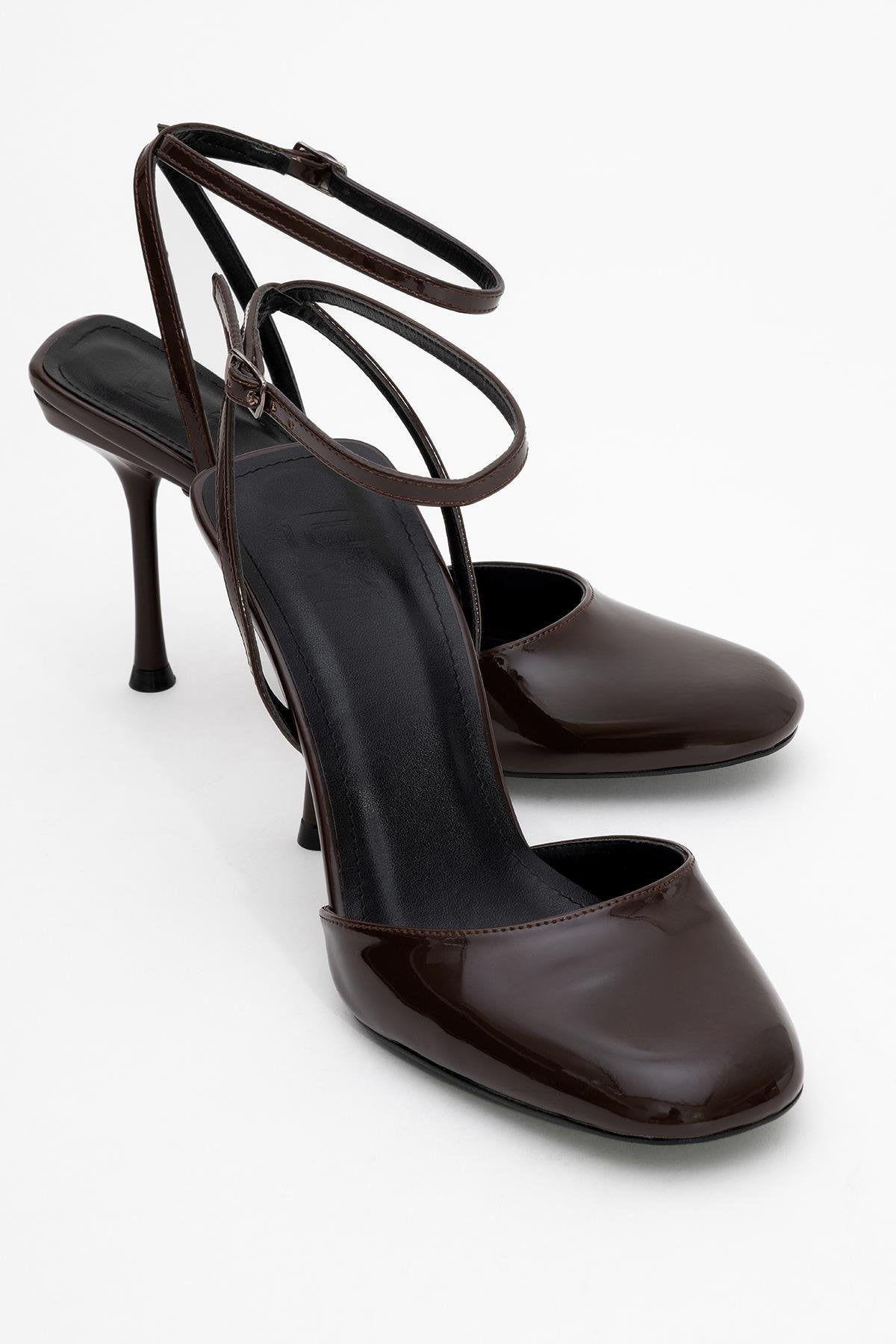 Azules - Zapatos de tacón con pulsera y punta redonda de charol en tono café (Mujer)