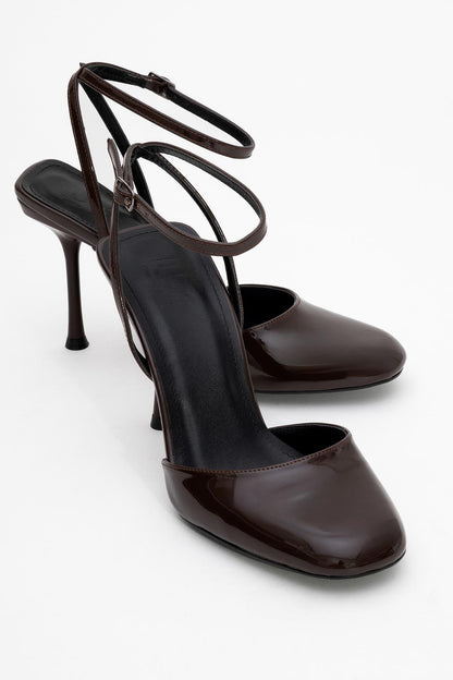 Azules - Zapatos de tacón con pulsera y punta redonda de charol en tono café (Mujer)