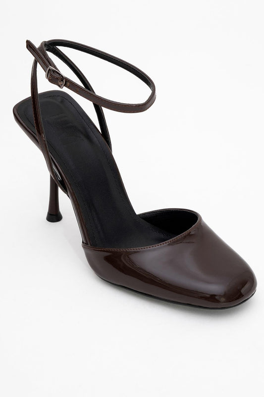 Azules - Zapatos de tacón con pulsera y punta redonda de charol en tono café (Mujer)