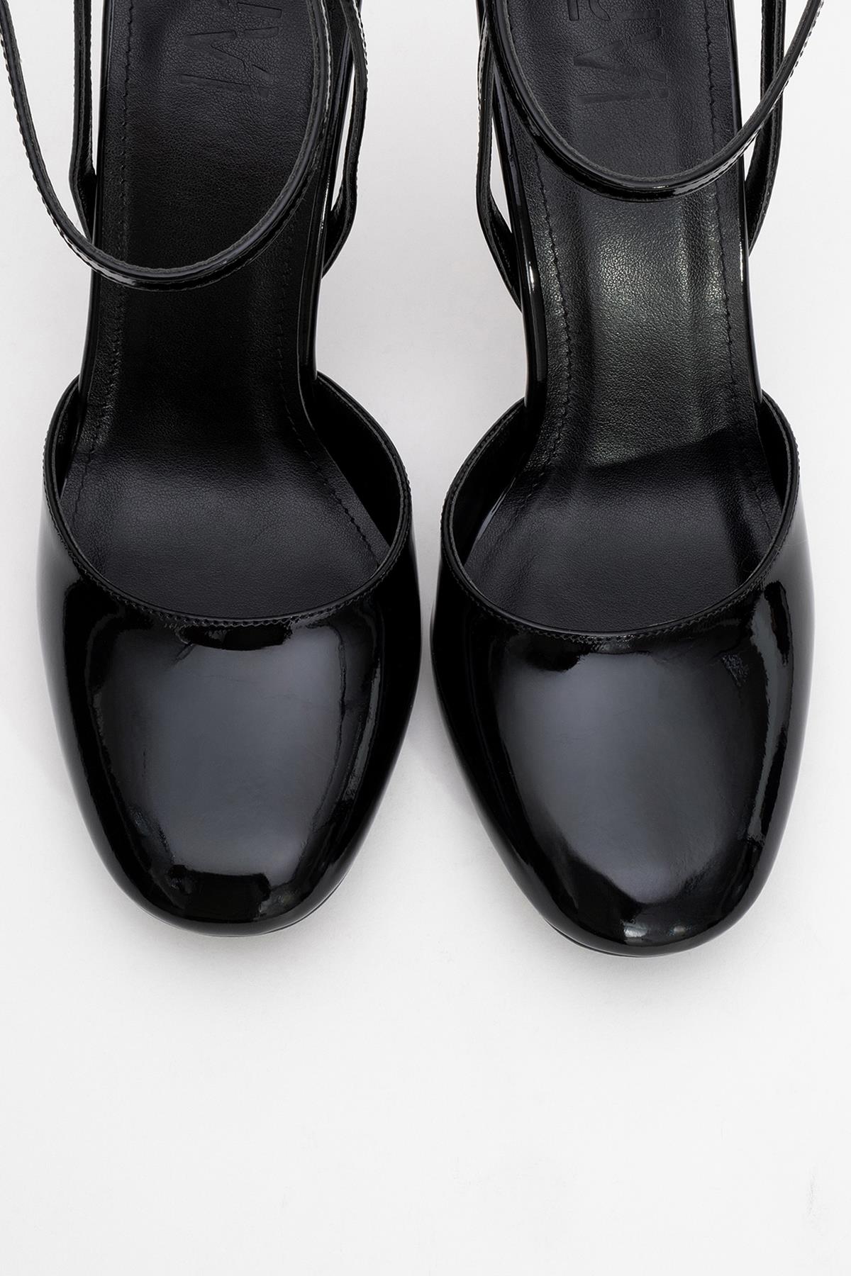 Blues - Zapatos de tacón con correa al tobillo y punta redonda de charol negro (Mujer)
