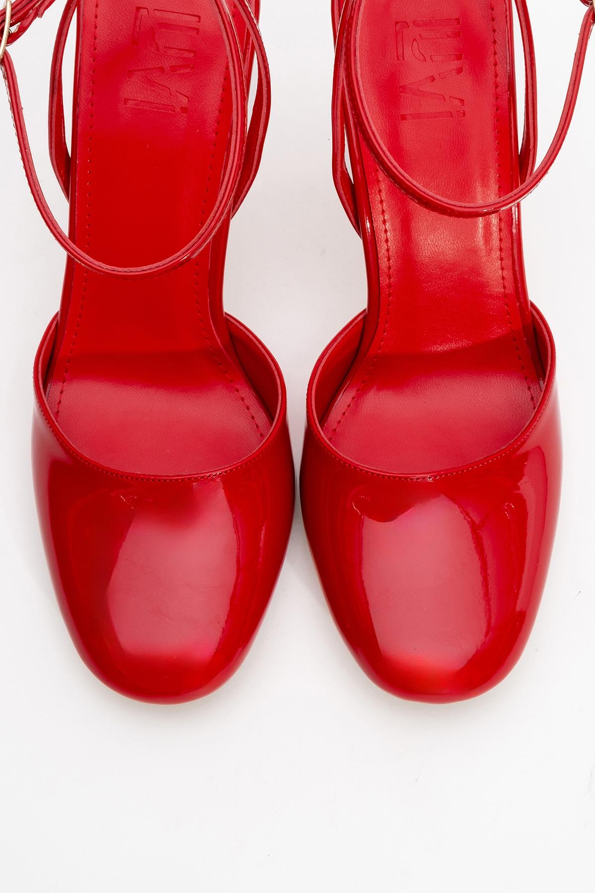 Blues - Zapatos de tacón con tira en el tobillo, puntera redonda y charol rojo (mujer)