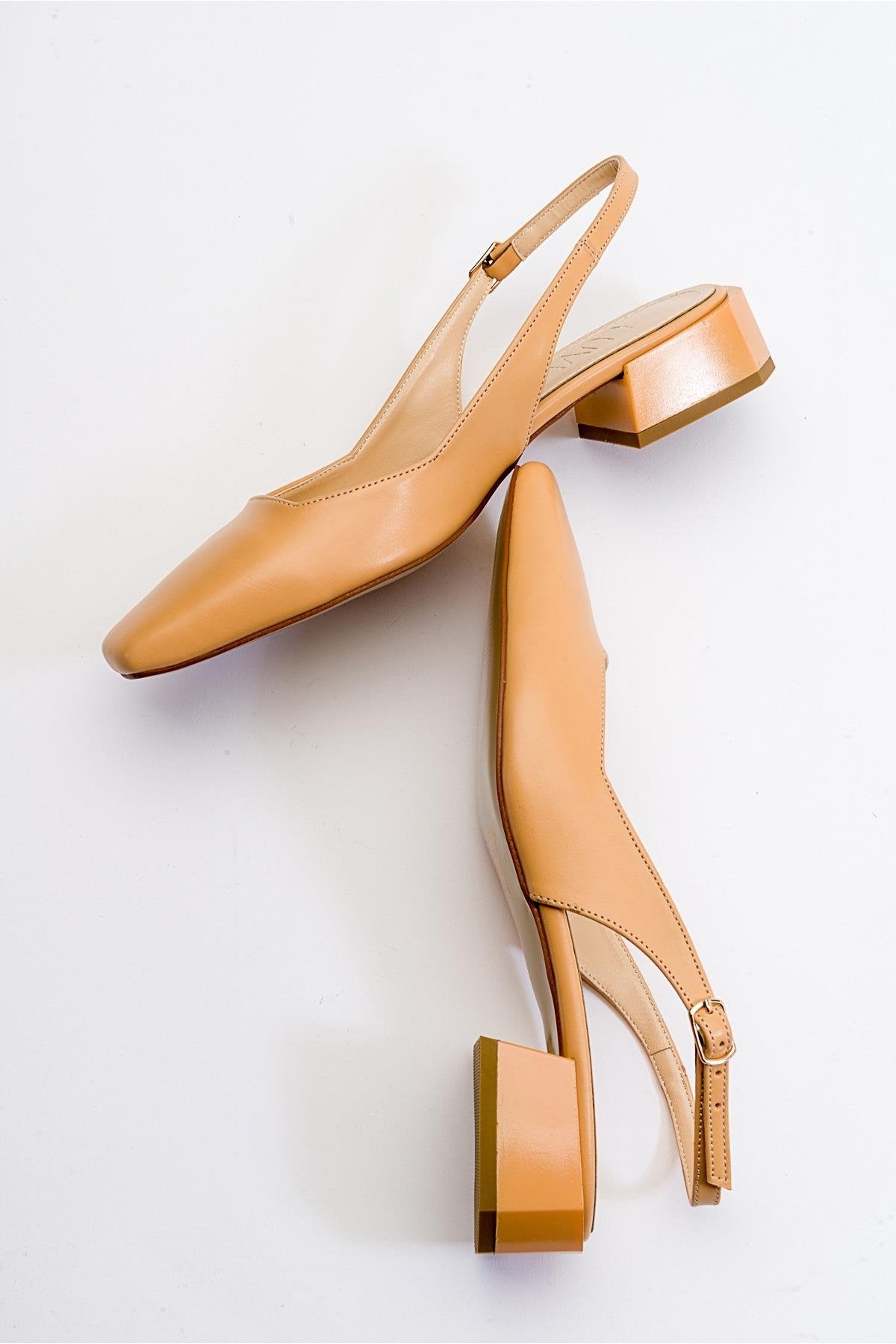 Estado - Zapatos de tacón destalonados de punta redonda de color beis oscuro (Mujer)