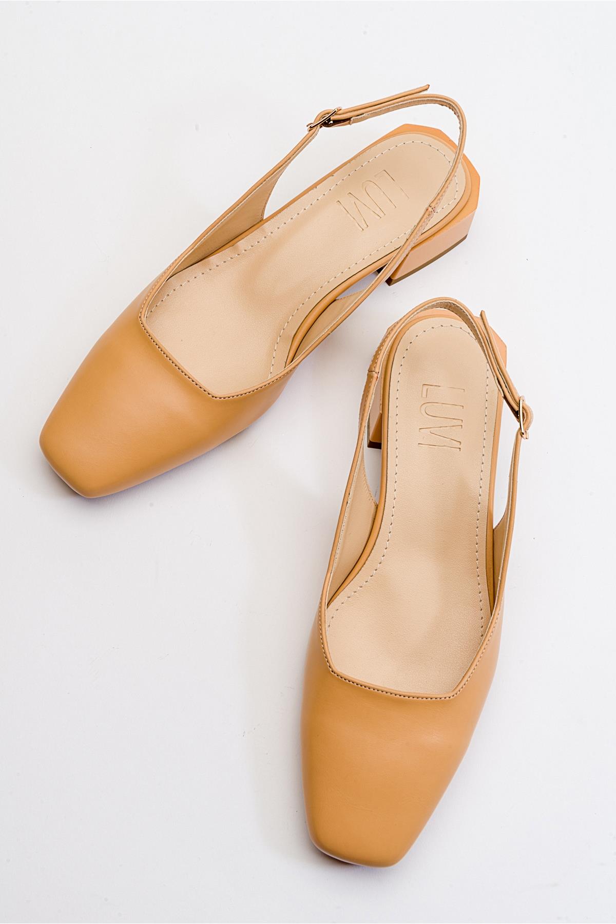 Estado - Zapatos de tacón destalonados de punta redonda de color beis oscuro (Mujer)