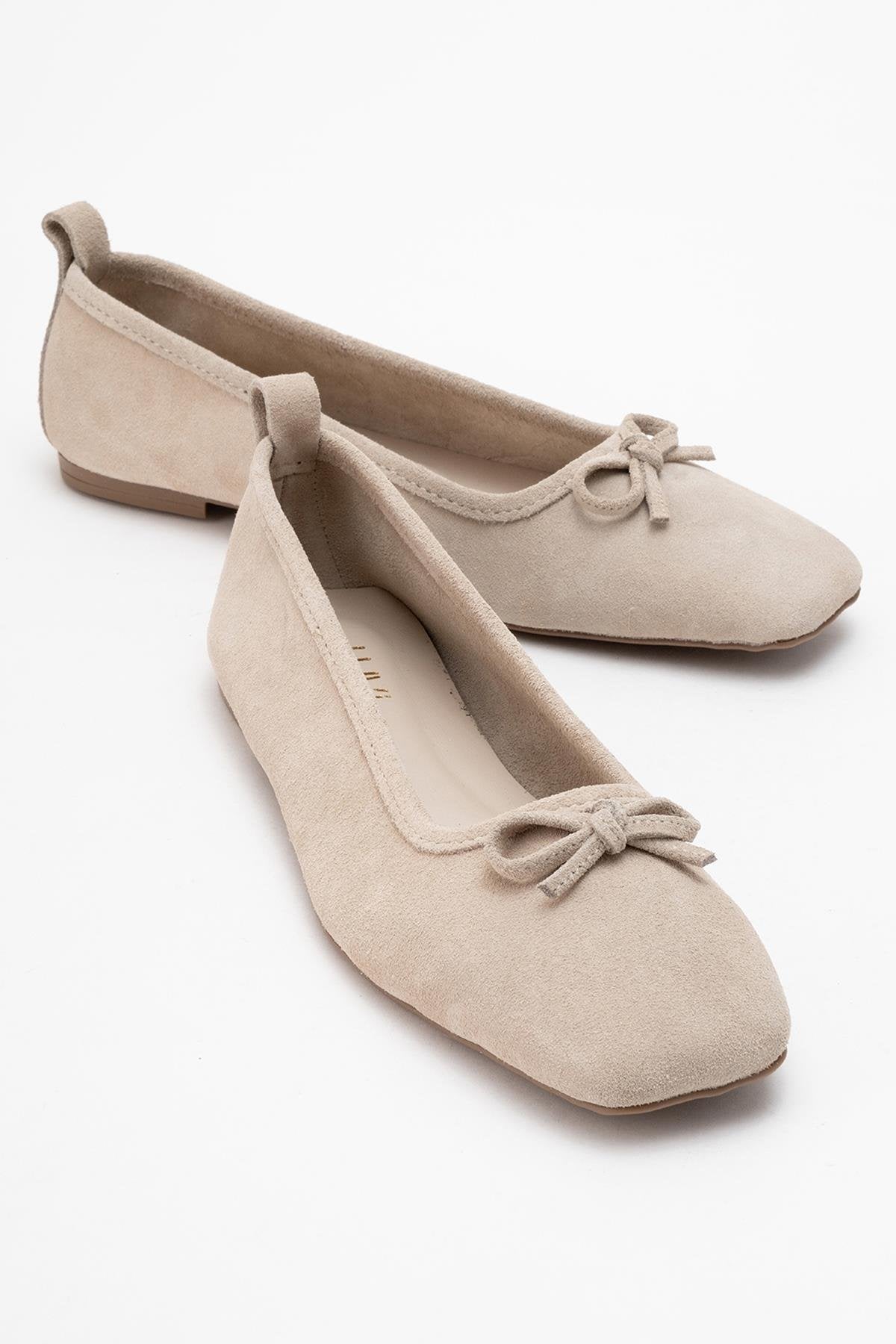Sosa - Bailarina de cuero genuino de ante color beige con lazo y puntera cuadrada (Mujer)