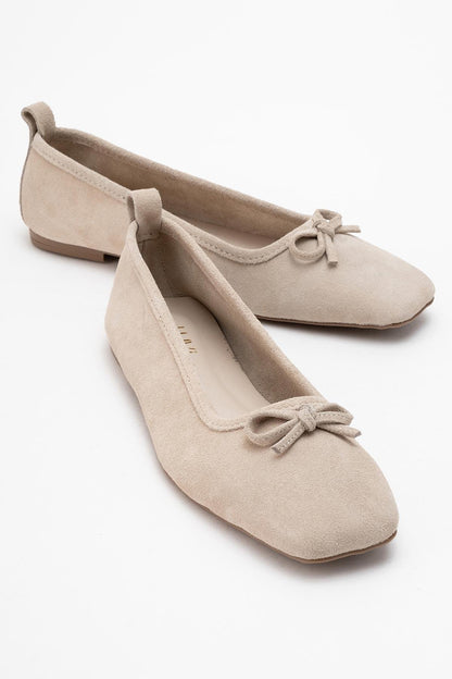 Sosa - Bailarina de cuero genuino de ante color beige con lazo y puntera cuadrada (Mujer)
