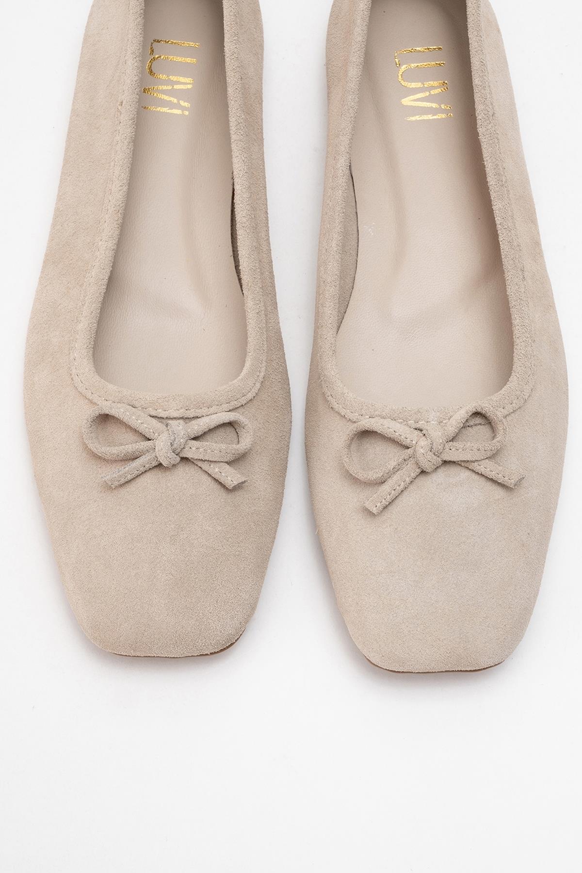 Sosa - Bailarina de cuero genuino de ante color beige con lazo y puntera cuadrada (Mujer)
