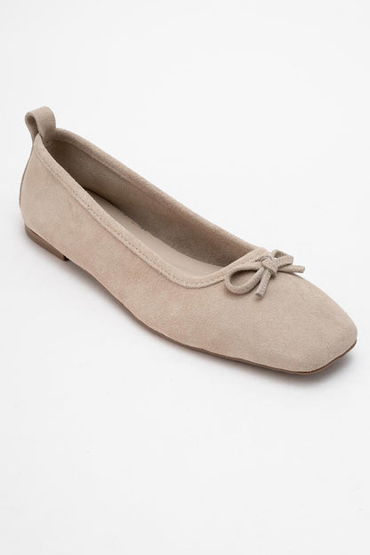 Sosa - Bailarina de cuero genuino de ante color beige con lazo y puntera cuadrada (Mujer)