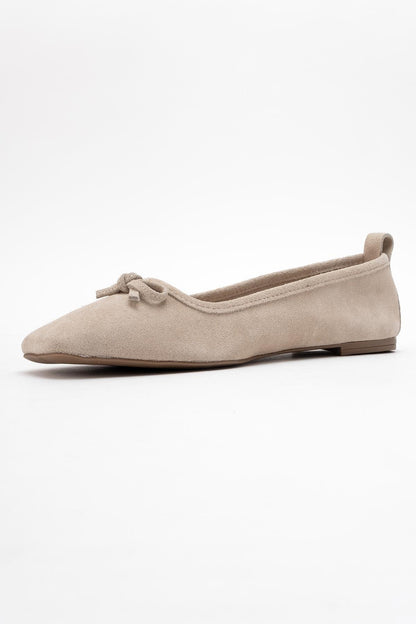 Sosa - Bailarina de cuero genuino de ante color beige con lazo y puntera cuadrada (Mujer)