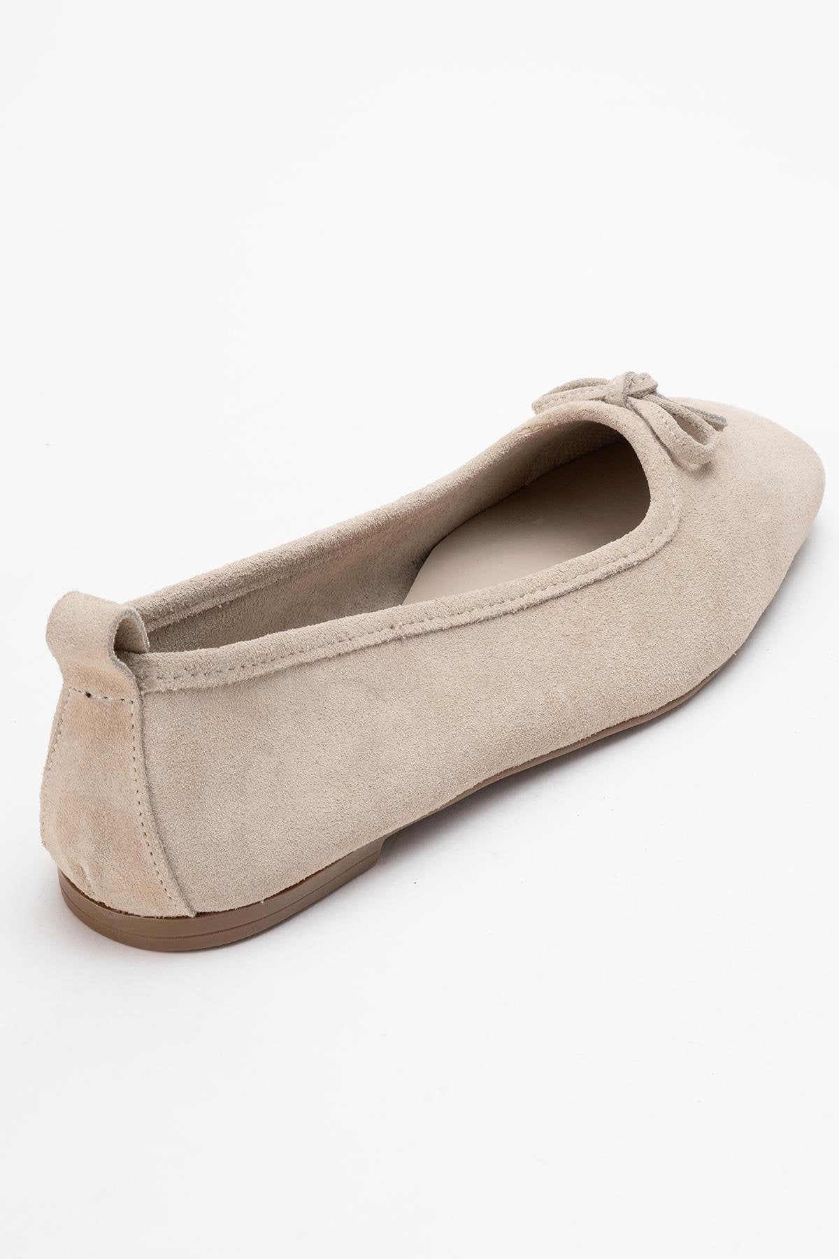 Sosa - Bailarina de cuero genuino de ante color beige con lazo y puntera cuadrada (Mujer)