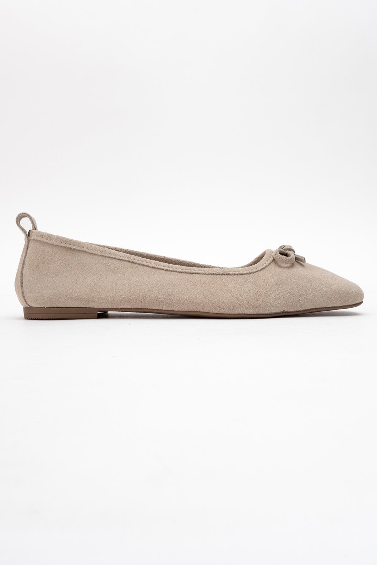 Sosa - Bailarina de cuero genuino de ante color beige con lazo y puntera cuadrada (Mujer)