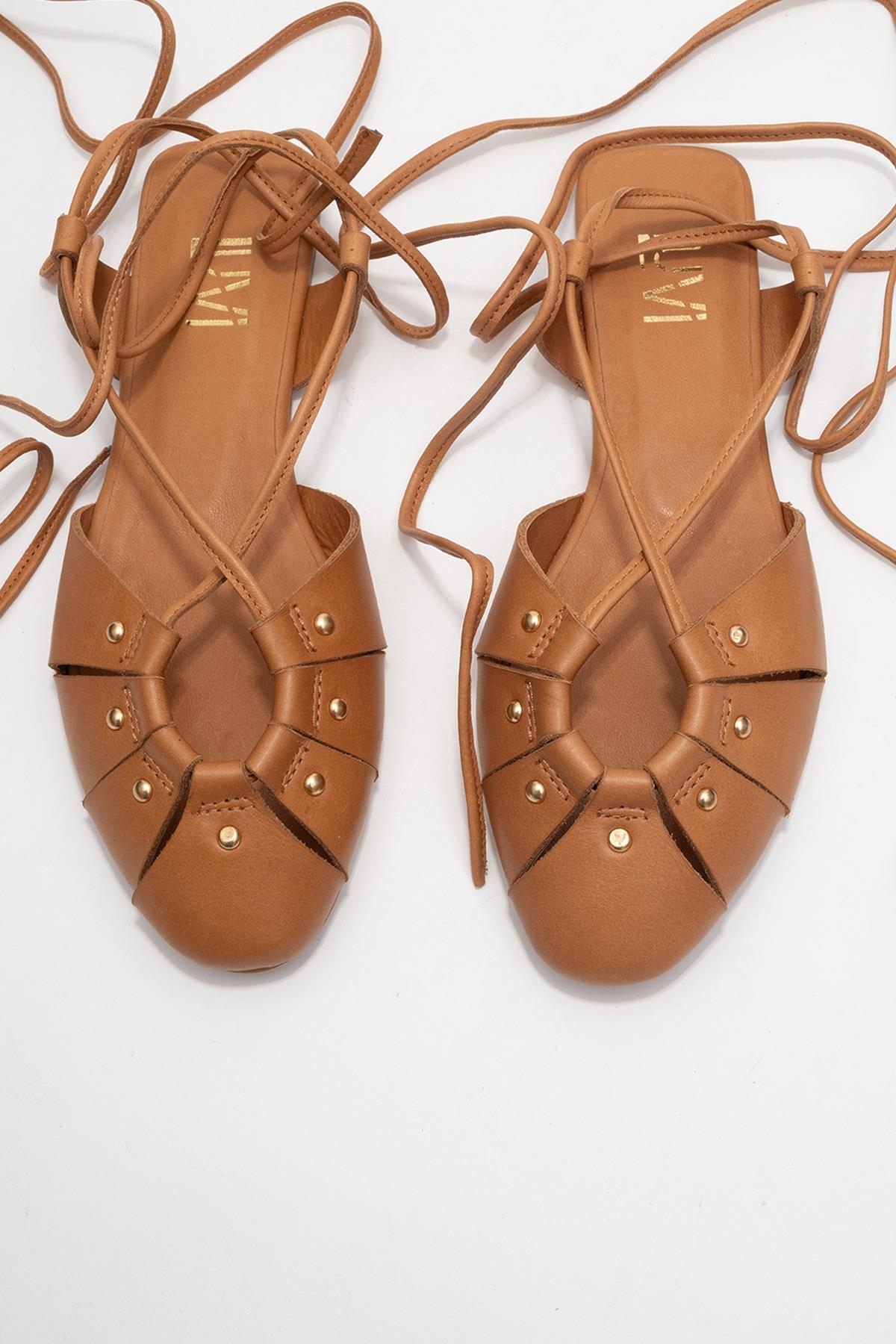 Daria - Sandalia de Piel Cognac con Cordones al Tobillo (Mujer)