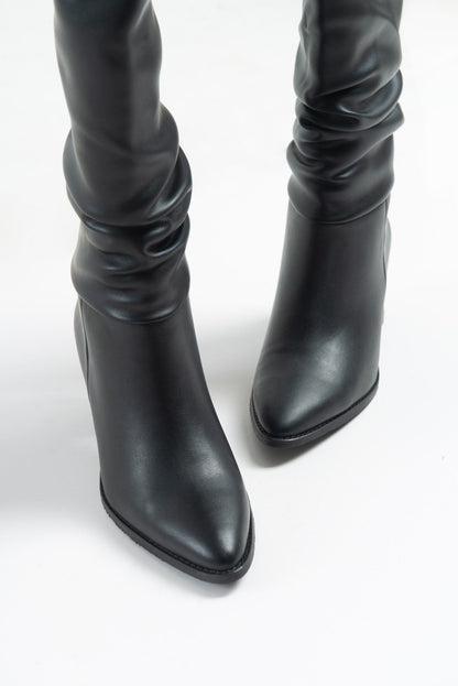 120 - Bota alta con tacón de bloque en color negro (Mujer)