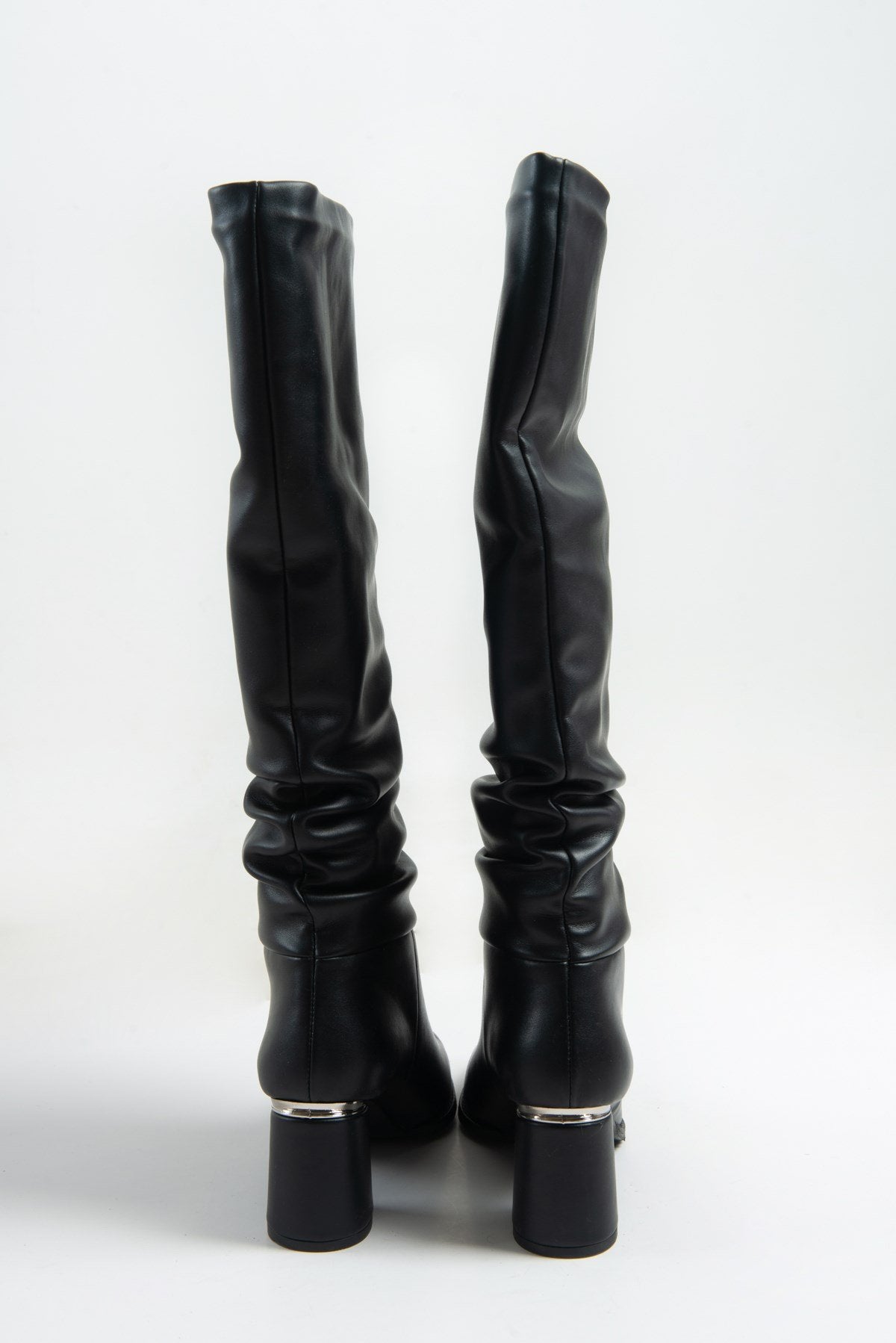 120 - Bota alta con tacón de bloque en color negro (Mujer)