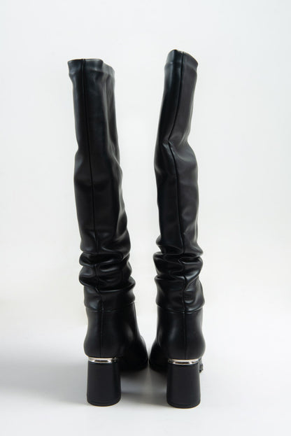 120 - Bota alta con tacón de bloque en color negro (Mujer)