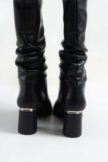 120 - Bota alta con tacón de bloque en color negro (Mujer)