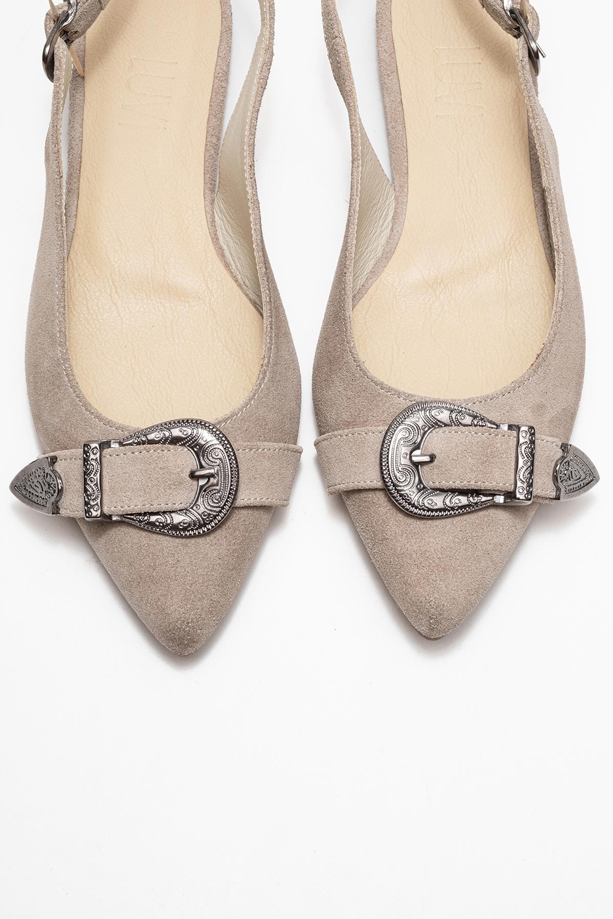 Cordelia - Sandalia de hebilla de cuero de ante beige con punta (mujer)