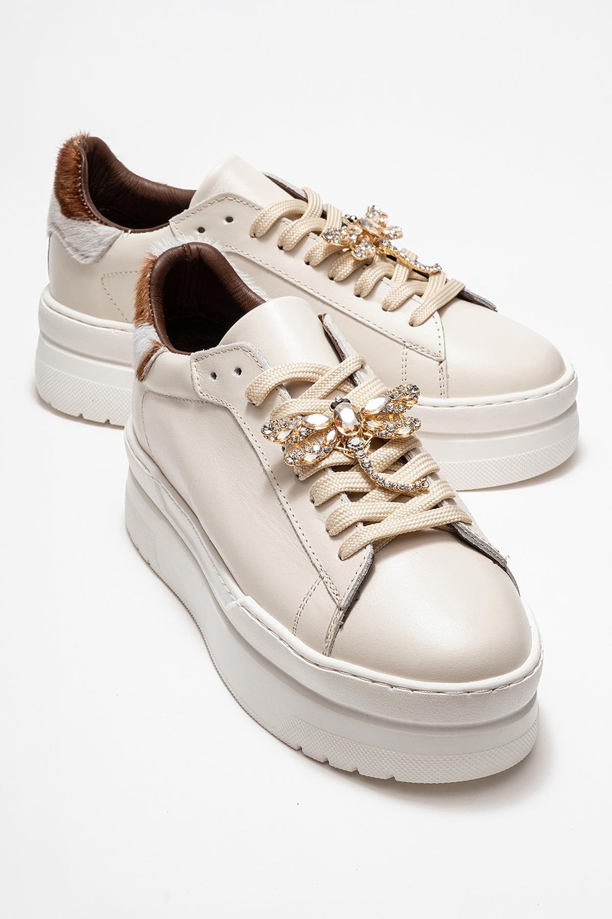 Laren - Zapatilla de piel en color beige claro con hebilla (mujer)