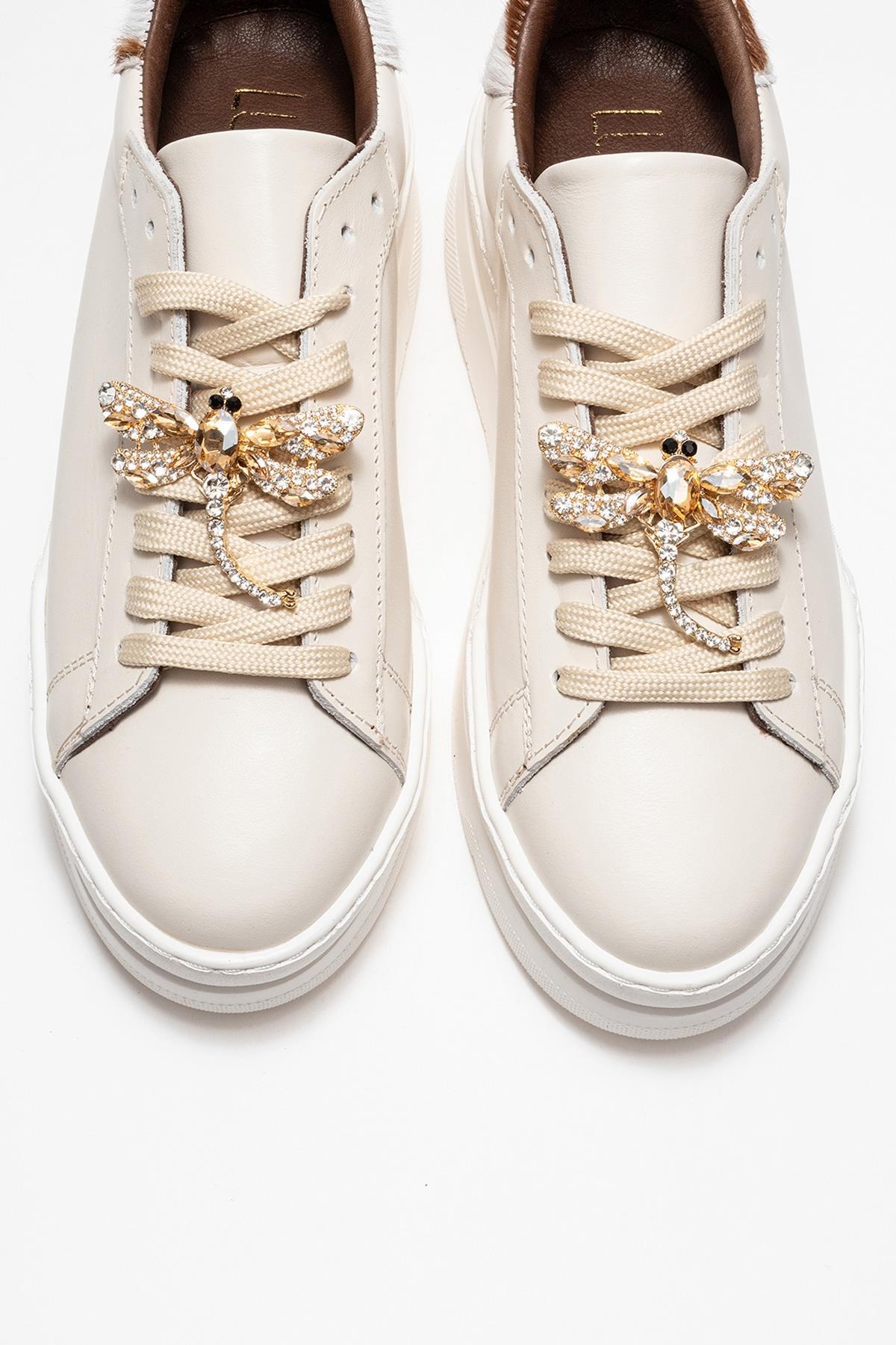 Laren - Zapatilla de piel en color beige claro con hebilla (mujer)