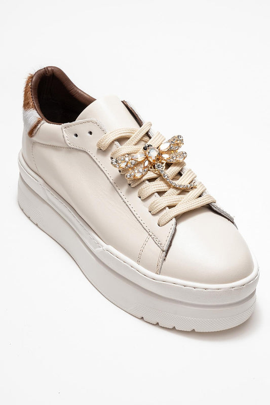 Laren - Zapatilla de piel en color beige claro con hebilla (mujer)