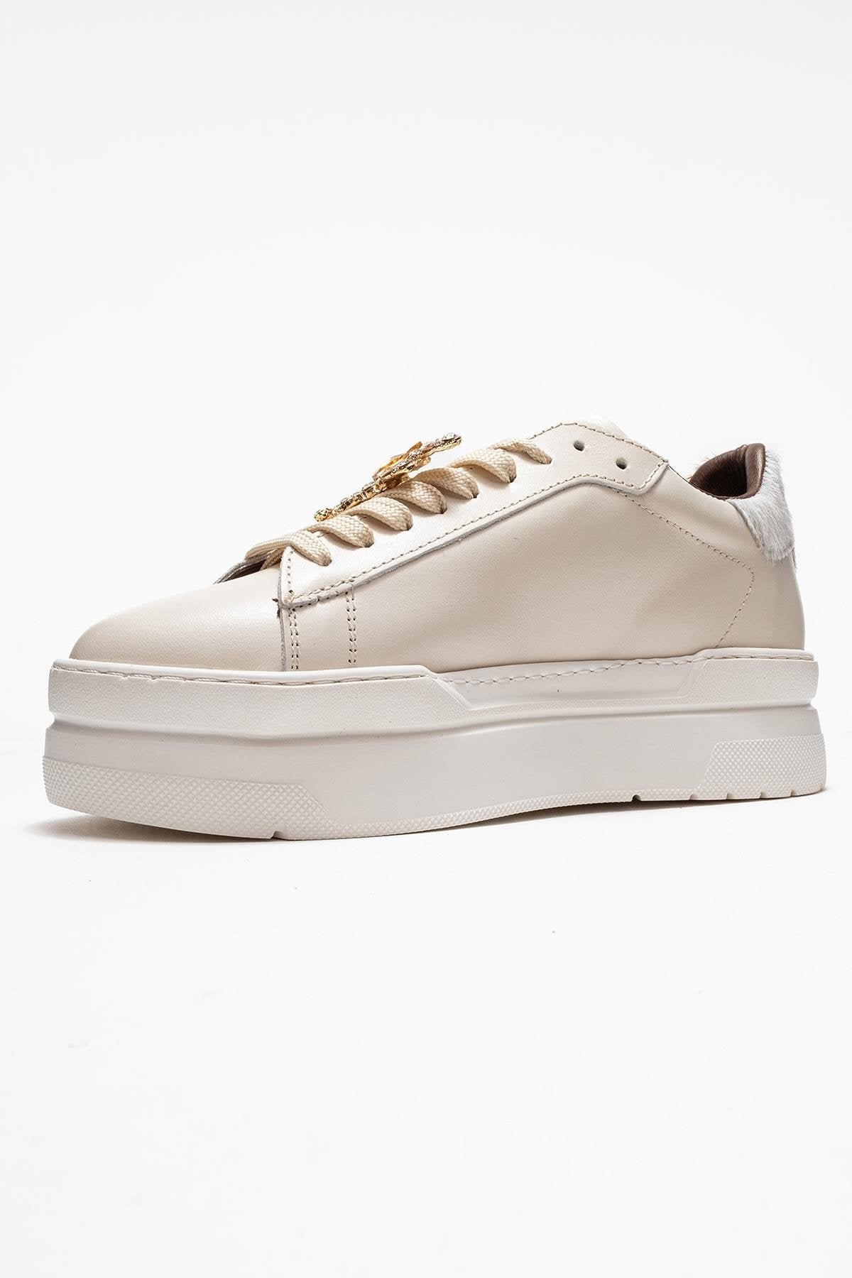 Laren - Zapatilla de piel en color beige claro con hebilla (mujer)