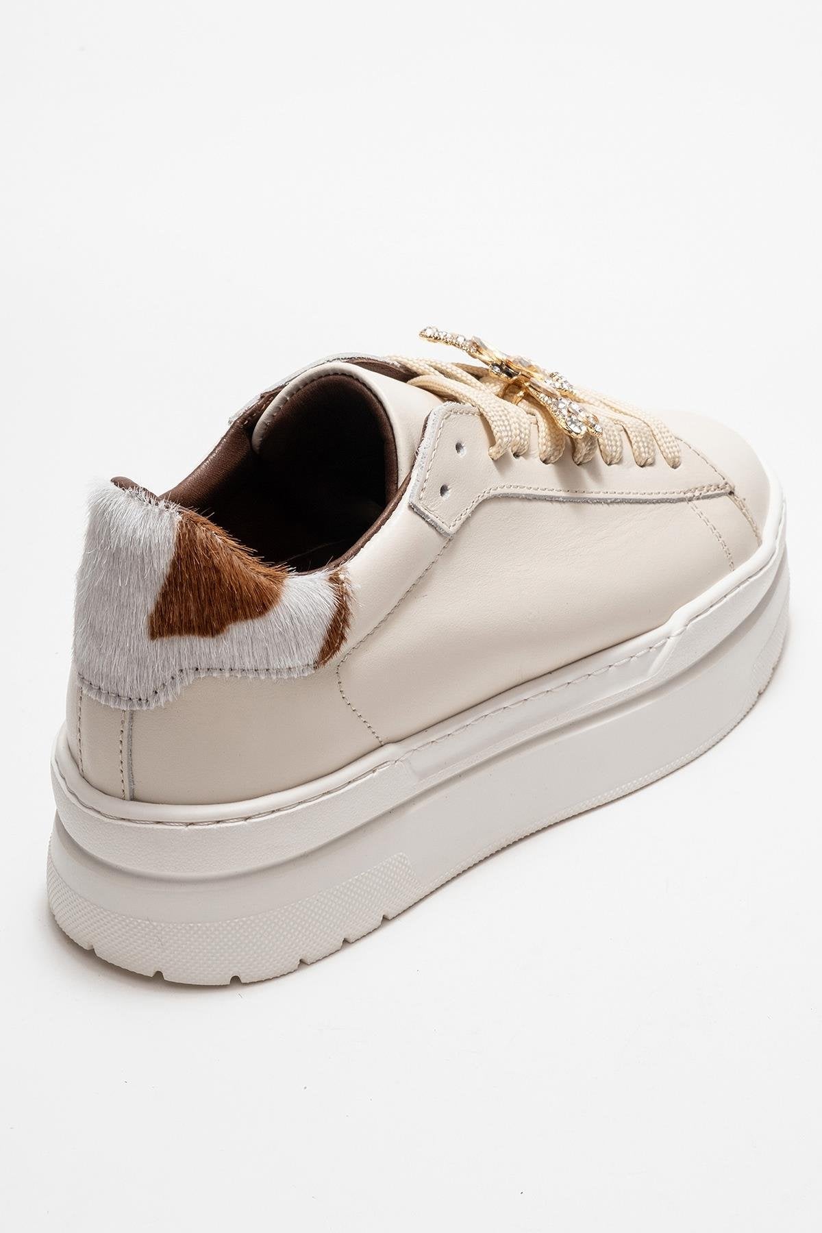 Laren - Zapatilla de piel en color beige claro con hebilla (mujer)