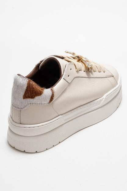 Laren - Zapatilla de piel en color beige claro con hebilla (mujer)