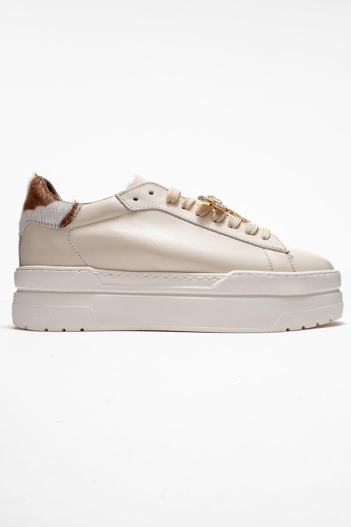 Laren - Zapatilla de piel en color beige claro con hebilla (mujer)