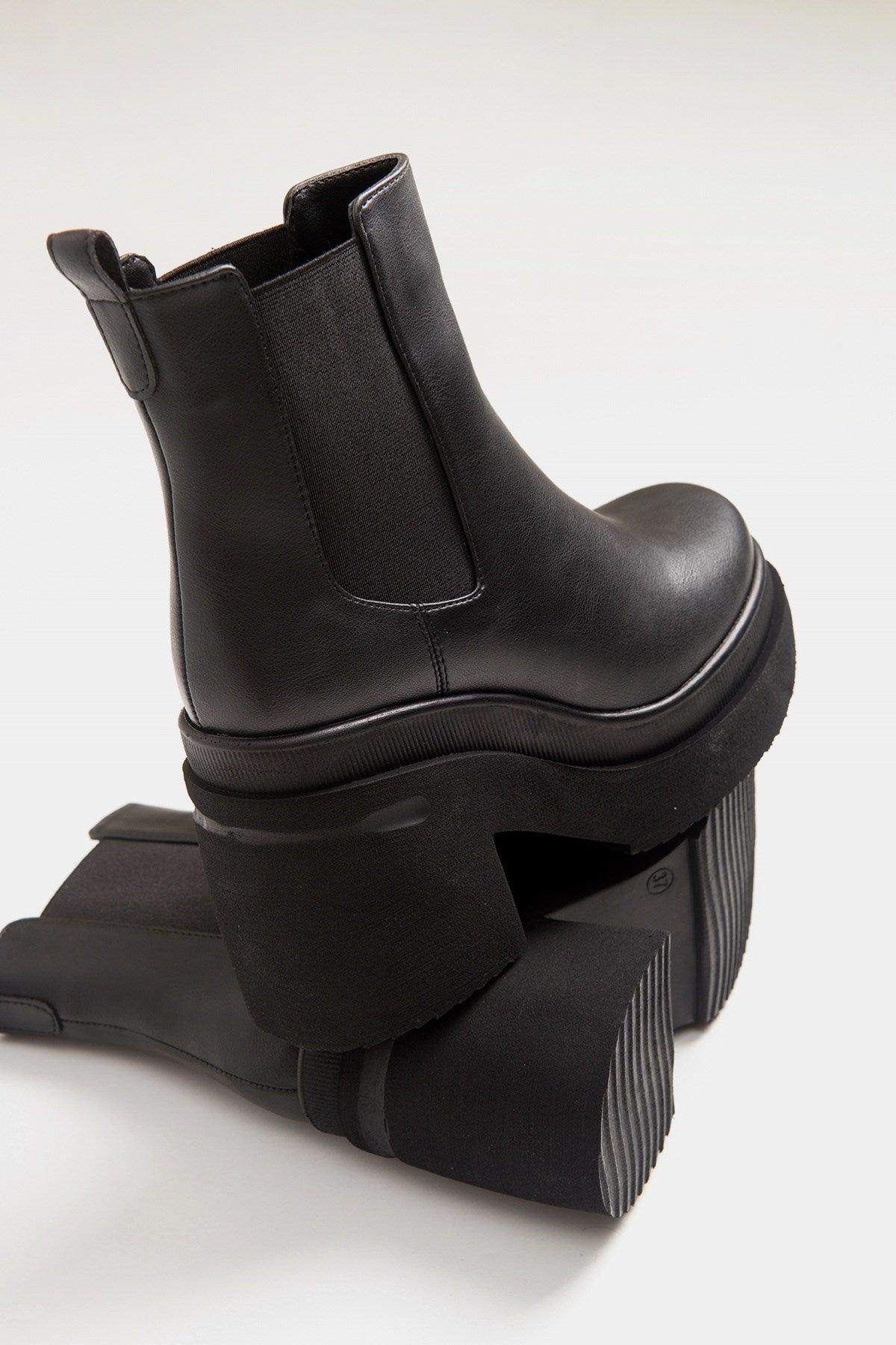Amberes - Bota Chelsea Negra (Mujer)