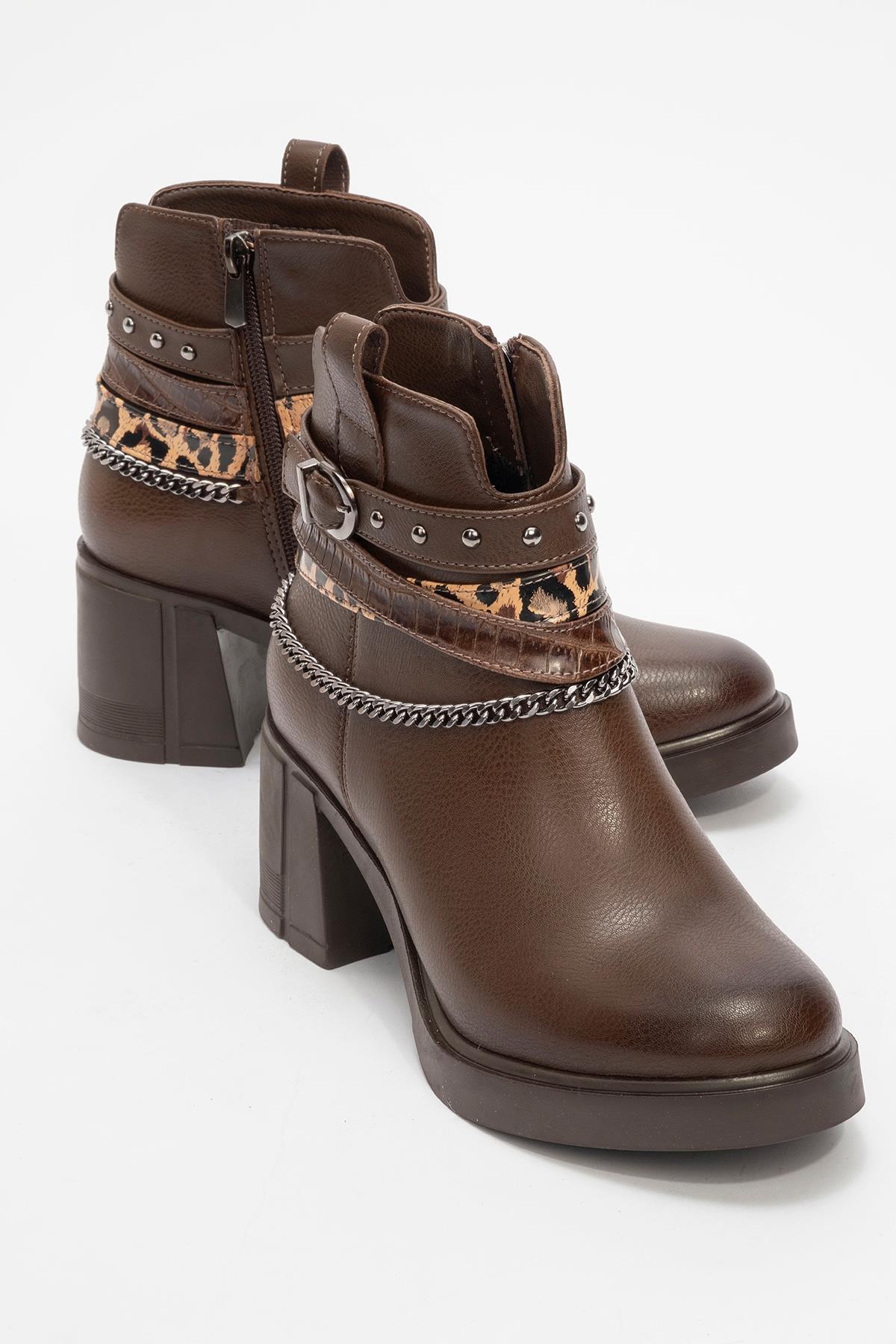 Boliva - Bota de tacón grueso con cadena y hebilla en tono marrón (mujer)