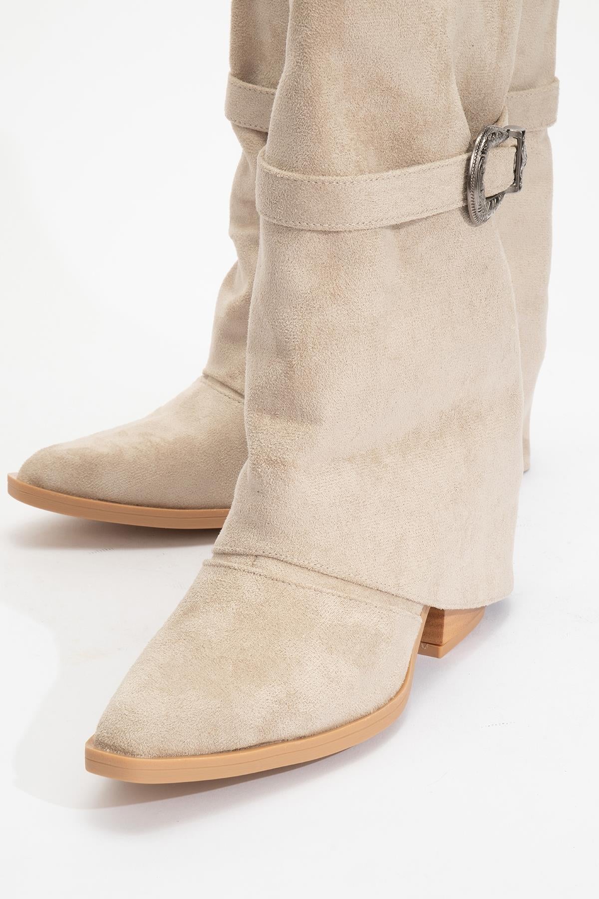 Okus - Bota con tacón bloque y hebilla beige (Mujer)