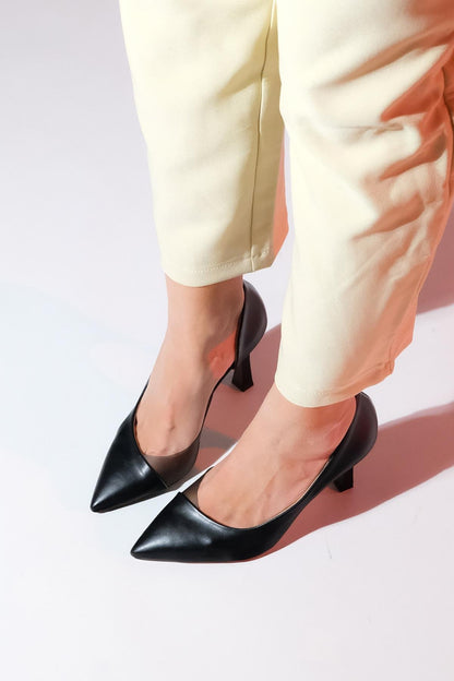 Ursula - Zapatos de tacón de punta fina negros (Mujer)