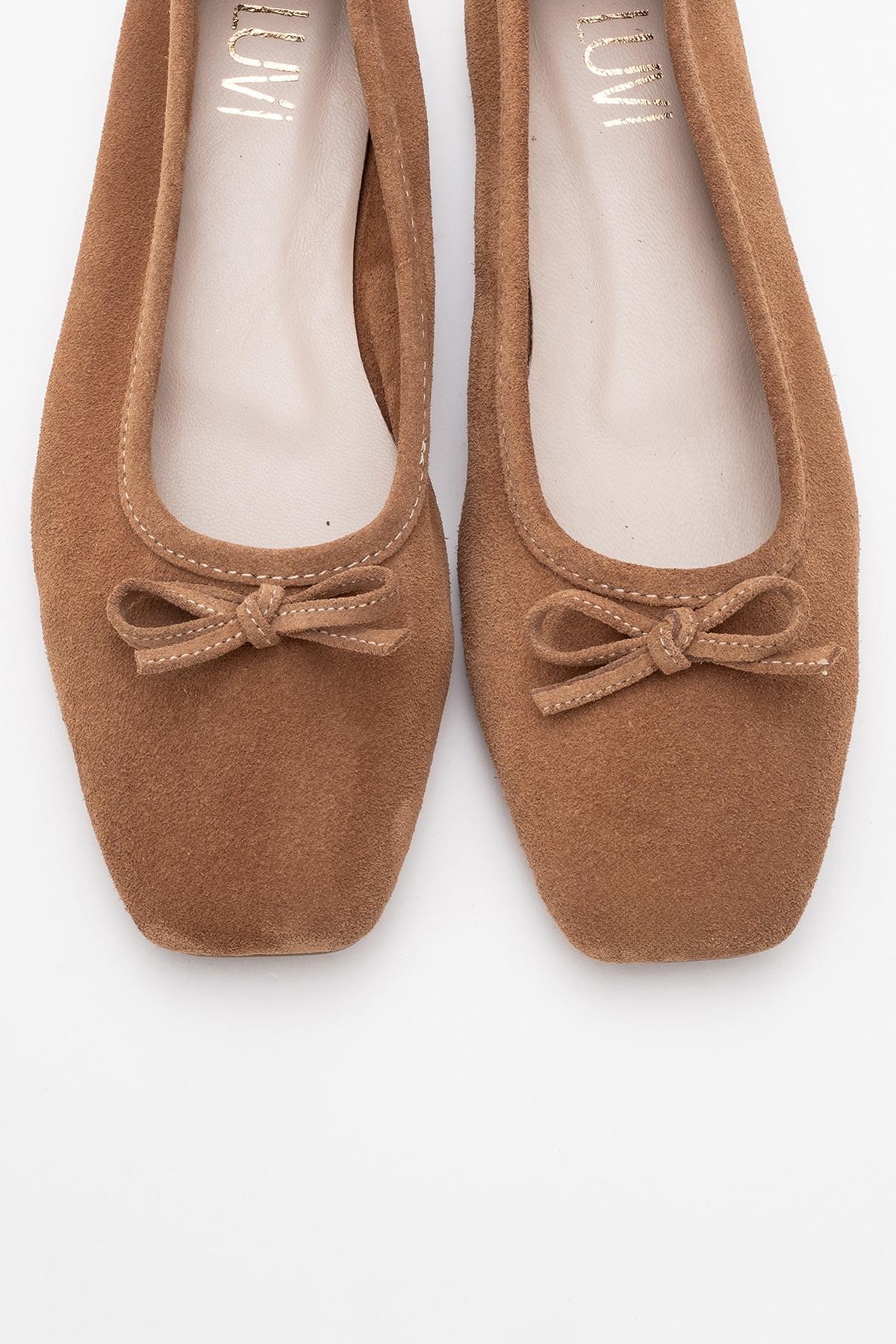 Sosa - Bailarinas cuadradas con moño de cuero genuino color topo (Mujer)